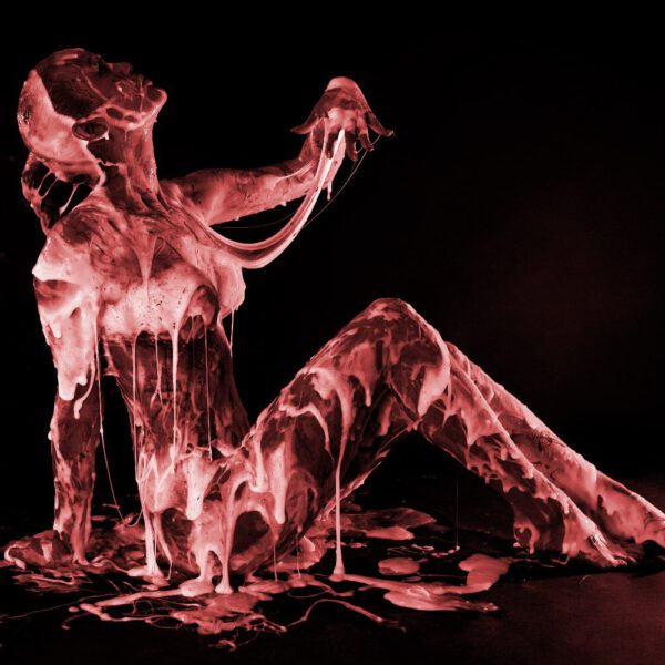 Künstler Jörg Düsterwald und Fotograf Alexander Große-Strangmann haben für ein experimentelles Fotoshooting ein nacktes Fotomodell erst vollständig mit Bodypaintingfarbe bemalt und dann mit glibberigem Schleim versehen. Mit der Masse posiert die Frau in einem Fotostudio vor der Kamera.