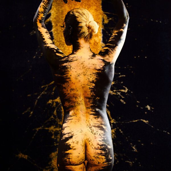 Künstler Jörg Düsterwald realisiert mittels Bodypainting für das Unternehmen DURA-Teppichwerke Motive für Werbefotos. Ein gelbschwarz bemaltes Aktmodell posiert vor einem gleichfarbigen Designerteppich.