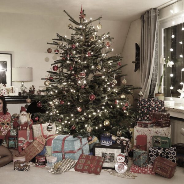Künstler Jörg Düsterwald hat auf dem Rücken eines Fotomodells die Illusion eines Weihnachtsgeschenks gemalt. Die Frau liegt unter einem geschmückten Weihnachtsbaum, Moderatorin Dany Michalski sitzt daneben und entdeckt überrascht das Paket.