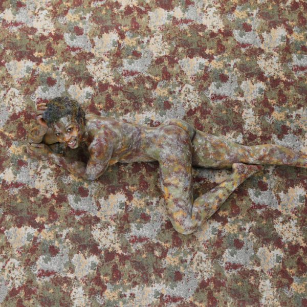 Mit flüssiger Farbe, einem bemalten Fotomodell und einem Bodenbelag als Grundlage hat Künstler Jörg Düsterwald sowohl einzigartige Fotobildwerke wie auch ein Teppichdesign als exklusives Unikat kreiert.