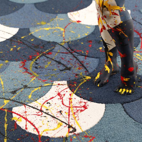 Mit flüssiger Farbe, einem bemalten Fotomodell und einem Bodenbelag als Grundlage hat Künstler Jörg Düsterwald sowohl einzigartige Fotobildwerke wie auch ein Teppichdesign als exklusives Unikat kreiert.