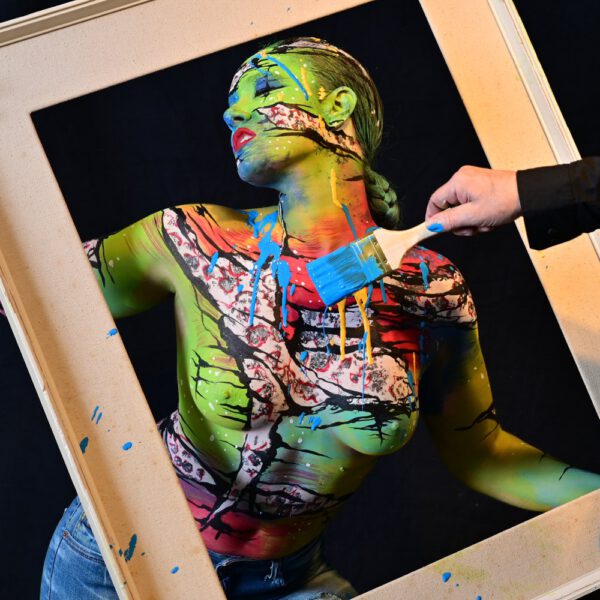 In einer Hamburger Galerie präsentiert Bodyart-Künstler Jörg Düsterwald mit seinem Fotomodell live vor Publikum eine freestyle Kunstperformance. Er versieht sein halbnacktes Modell mit einer Körpermalerei und anschließend bekleckert er die Frau mit viel flüssiger Farbe. Ein Fernsehteam begleitet die Aktion.