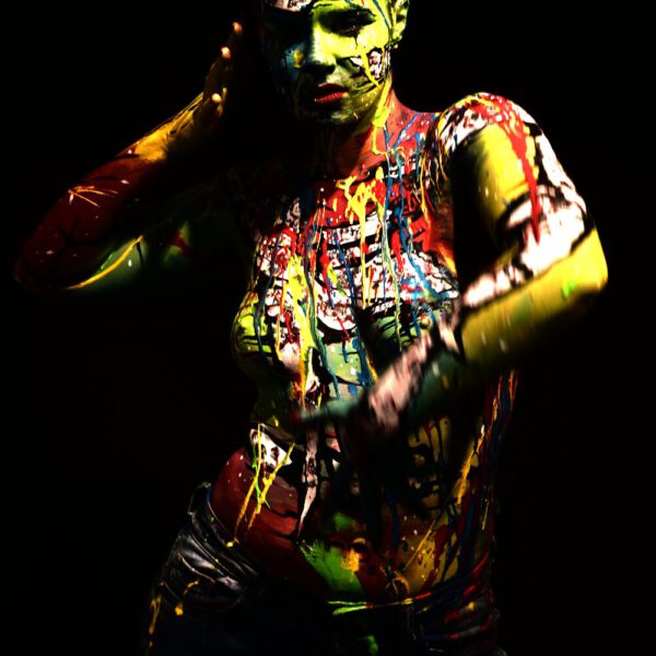 In einer Hamburger Galerie präsentiert Bodyart-Künstler Jörg Düsterwald mit seinem Fotomodell live vor Publikum eine freestyle Kunstperformance. Er versieht sein halbnacktes Modell mit einer Körpermalerei und anschließend bekleckert er die Frau mit viel flüssiger Farbe. Ein Fernsehteam begleitet die Aktion.