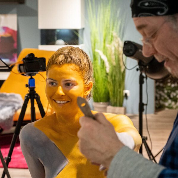 Für Marketingfotos einer Werbekampagne des Unternehmens VorwerkFlooring gestaltet Künstler Jörg Düsterwald ein Fotomodell mittels Bodypainting so mit Farbe, das die Frau sich attraktiv in die fotografierte Szene einfügt.