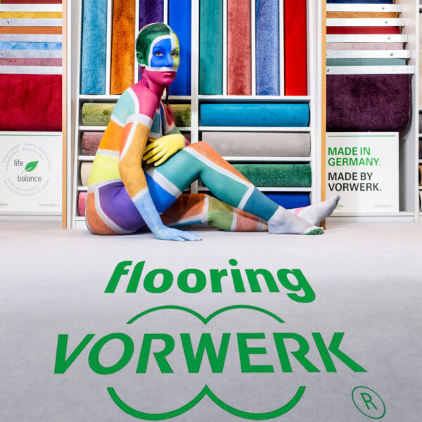 Für Marketingfotos einer Werbekampagne des Unternehmens VorwerkFlooring gestaltet Künstler Jörg Düsterwald ein Fotomodell mittels Bodypainting so mit Farbe, das die Frau sich attraktiv in die fotografierte Szene einfügt.