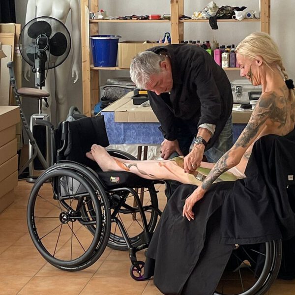 Rollstuhl-Modell Nina Wortmann lässt sich von Künstler Jörg Düsterwald für sein Körperkunstprojekt NATURE ART bemalen und fotografieren. Ein ZDF-Fernsehteam begleitet die Aktion.