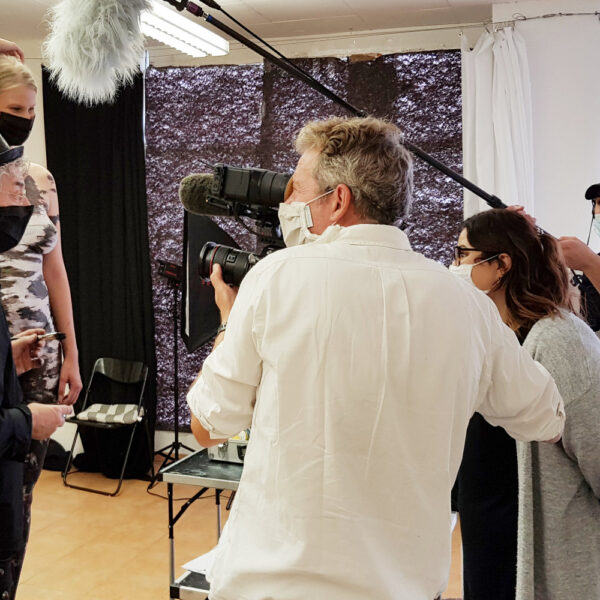 Ein Fernsehteam begleitet Künstler Jörg Düsterwald und sein Fotomodell bei der Realisierung eines Motives für sein Kunstprojekt Mensch und Natur - Farbige Symbiosen.
