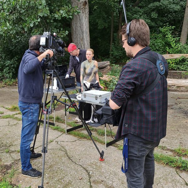 Ein Fernsehteam begleitet Künstler Jörg Düsterwald und sein Fotomodell bei der Realisierung eines Motives für sein Kunstprojekt Mensch und Natur - Farbige Symbiosen.