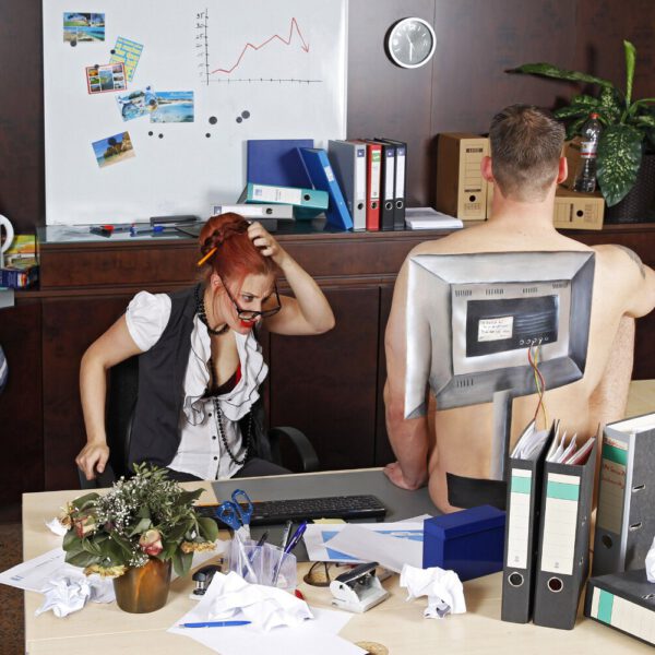 Für das Kunstprojekt WORKING ART, bei dem Berufe mit Bodypaintingmodellen dargestellt werden, hat Künstler Jörg Düsterwald ein Fotomodell vollständig bemalt. Der auf dem Rücken mit einem Computerbildschirm bemalte Mann sitzt auf einem Schreibtisch im Büro einer Sekretärin.
