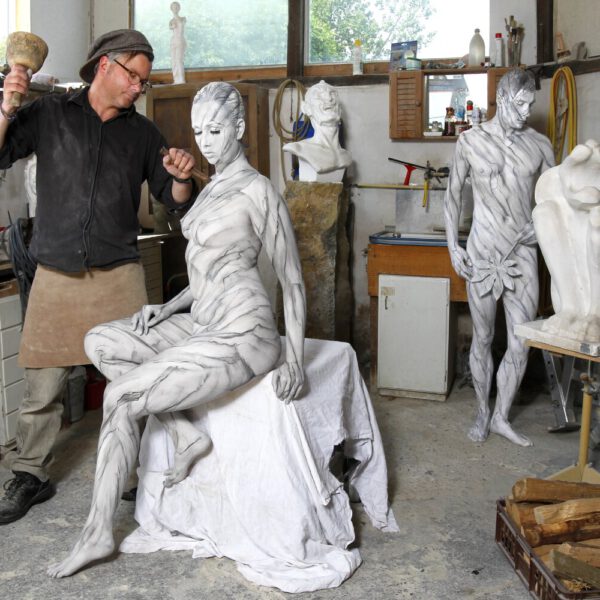 Für das Kunstprojekt WORKING ART, bei dem Berufe mit Bodypaintingmodellen dargestellt werden, hat Künstler Jörg Düsterwald Fotomodelle vollständig bemalt. Diese sehen aus wie Marmorstatuen und halten sich zusammen mit einem Steinmetz in seiner Werkstatt auf.