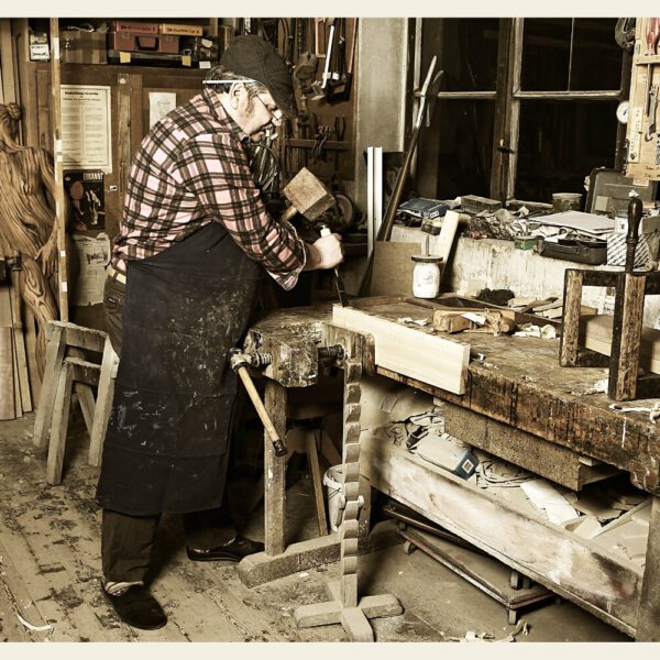 Für das Kunstprojekt WORKING ART, bei dem Berufe mit Bodypaintingmodellen dargestellt werden, hat Künstler Jörg Düsterwald ein Fotomodell vollständig bemalt. Die gestylte Frau sieht aus wie ein Stück Holz und hält sich zusammen mit einem Tischler in seiner Werkstatt auf.