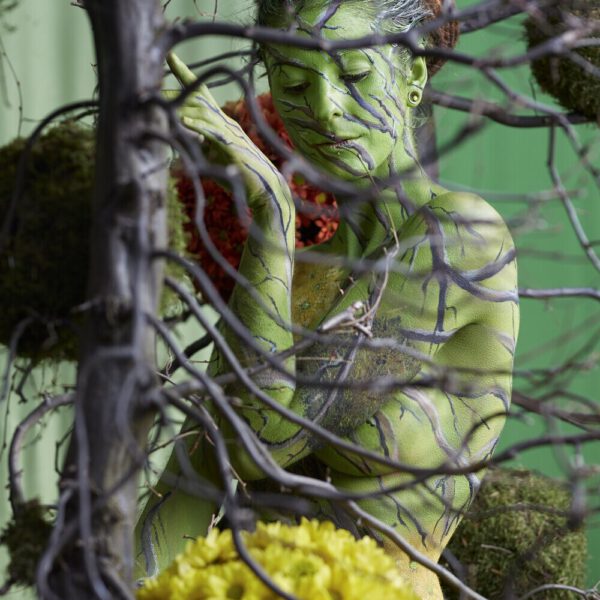 Anlässlich der Bundesgartenschau in Heilbronn präsentiert Künstler Jörg Düsterwald mit einem Fotomodell, welches er themenbezogen bemalt dem Publikum die besondere Kunst des Bodypainting.