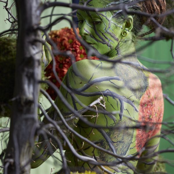 Anlässlich der Bundesgartenschau in Heilbronn präsentiert Künstler Jörg Düsterwald mit einem Fotomodell, welches er themenbezogen bemalt dem Publikum die besondere Kunst des Bodypainting.