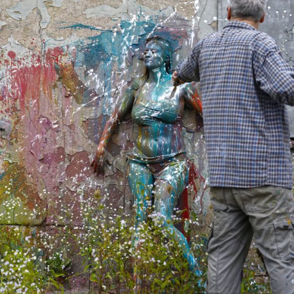 Für das Outdoor-Projekt SPLASH ART hat Künstler Jörg Düsterwald ein Fotomodell mit Körperfarbe bemalt und anschließend bei einer verlassenen Industrieanlage mit flüssiger Farbe übergossen.