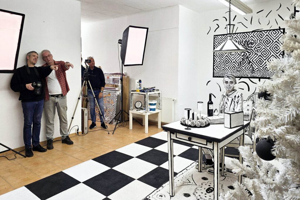 Künstler Jörg Düsterwald, Fotograf Tschiponnique Skupin und Videograph Frank Schneider im Fotostudio bei der Arbeit.